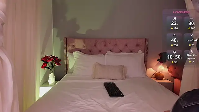 Lia Sweett  online show from 26, 2, 2025