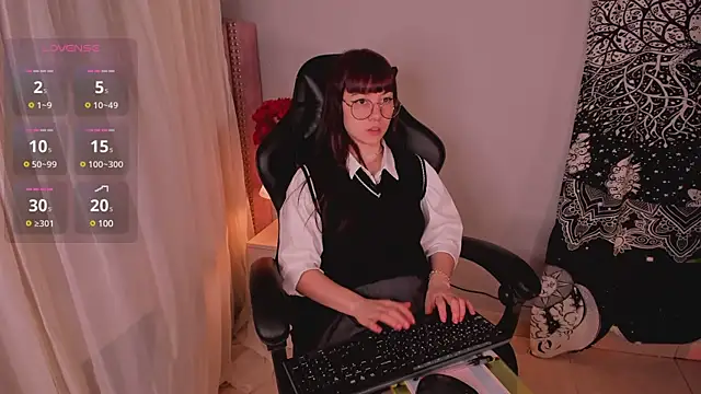 Lia Sweett  online show from 28, 2, 2025