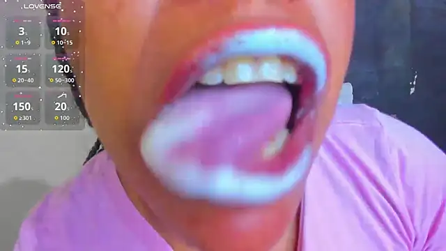 Snapshot of KamariaFyre chatting on 11, 10, 2025 KamariaFyre online show from 11, 10, 2025