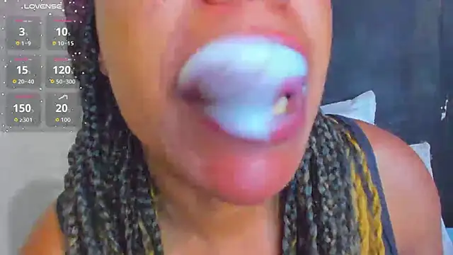 Snapshot of KamariaFyre chatting on 14, 10, 2025 KamariaFyre online show from 14, 10, 2025