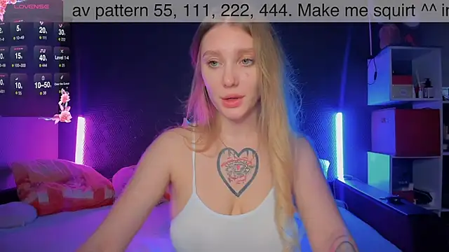 Snapshot of AliceMilman chatting on 8, 3, 2025 AliceMilman online show from 8, 3, 2025