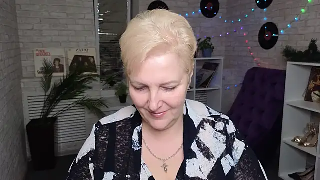 Sandra Snow online show from 28, 1, 2025