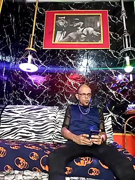 Snapshot of Charly_BC_Dirty chatting on 2, 11, 2025 Charly BC Dirty online show from 2, 11, 2025