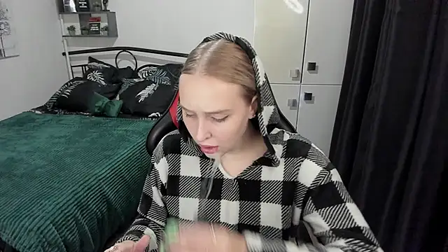 Snapshot of LinaTruly chatting on 10, 9, 2025 LinaTruly online show from 10, 9, 2025