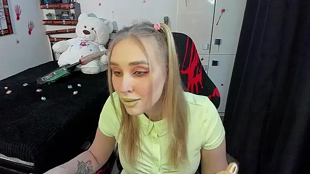 Snapshot of LinaTruly chatting on 30, 10, 2025 LinaTruly online show from 30, 10, 2025