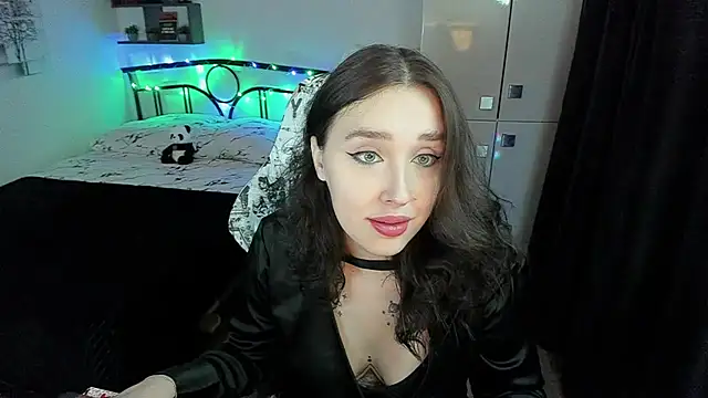 Snapshot of LinaTruly chatting on 7, 11, 2025 LinaTruly online show from 7, 11, 2025