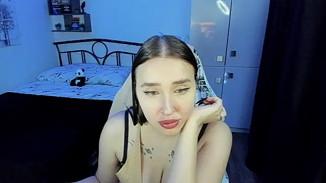 Snapshot of LinaTruly chatting on 17, 11, 2025 LinaTruly online show from 17, 11, 2025