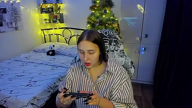 Snapshot of LinaTruly chatting on 4, 12, 2025 LinaTruly online show from 4, 12, 2025