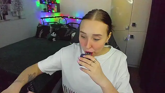 Snapshot of LinaTruly chatting on 23, 2, 2026 LinaTruly online show from 23, 2, 2026