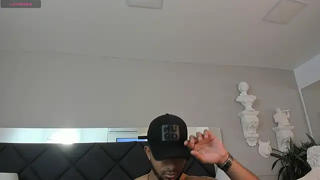 Snapshot of Robin_Rief chatting on 22, 11, 2025 Robin Rief online show from 22, 11, 2025