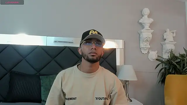 Snapshot of Robin_Rief chatting on 24, 11, 2025 Robin Rief online show from 24, 11, 2025