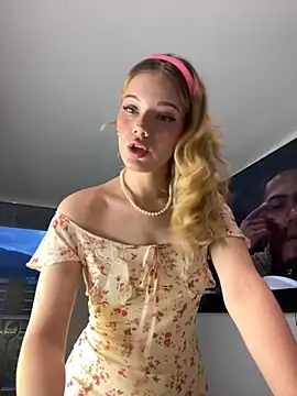 Snapshot of NicoleCut chatting on 18, 9, 2025 NicoleCut online show from 18, 9, 2025