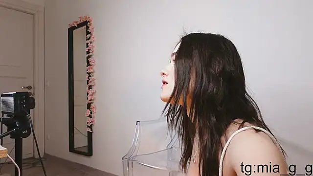 Mia Mia M online show from 5, 12, 2025