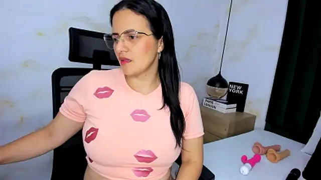 Snapshot of africa_holmes chatting on 13, 11, 2025 africa holmes online show from 13, 11, 2025