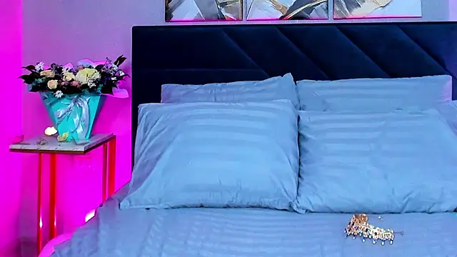 Curvy Dynamite  online show from 6, 3, 2025