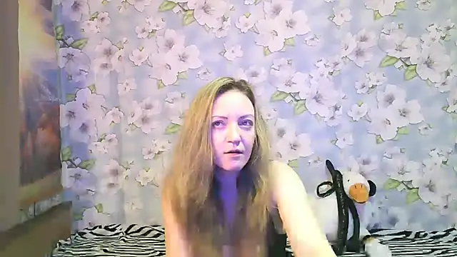 Snapshot of KattyLuuu chatting on 12, 9, 2025 KattyLuuu online show from 12, 9, 2025