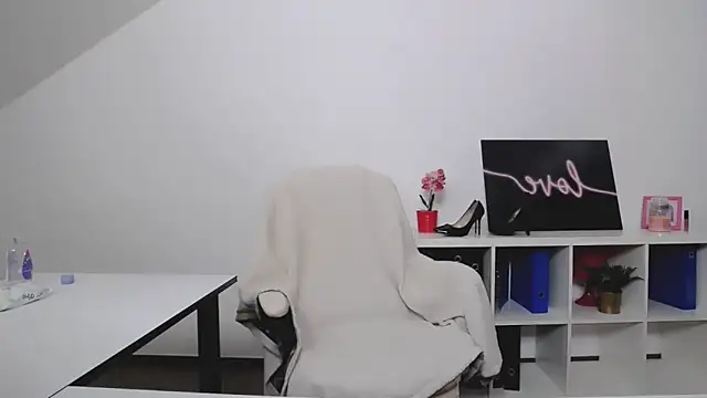 Lia Benini online show from 11, 1, 2025