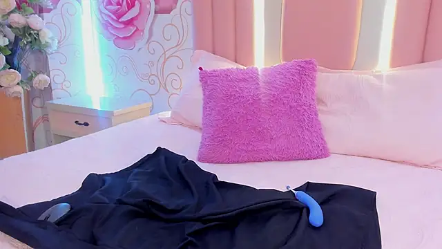 Lily Martinez online show from 6, 2, 2025