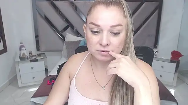 Snapshot of natalia5560 chatting on 11, 3, 2025 natalia5560 online show from 11, 3, 2025