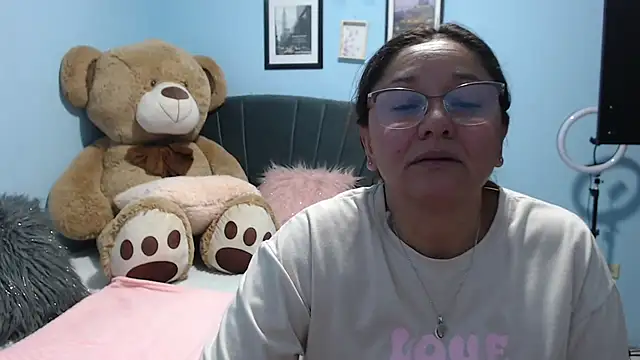 Snapshot of AngelRouss chatting on 8, 4, 2026 AngelRouss online show from 8, 4, 2026