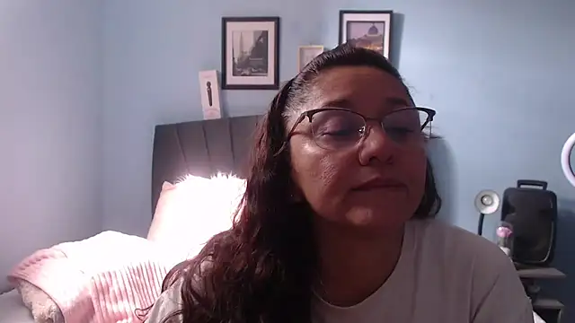 Snapshot of AngelRouss chatting on 8, 4, 2026 AngelRouss online show from 8, 4, 2026