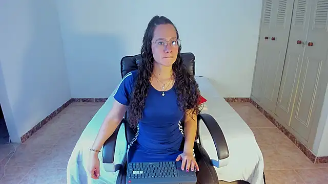 emmaTorres1 online show from 11, 2, 2025