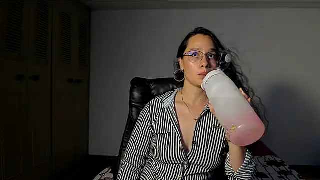 emmaTorres1 online show from 1, 3, 2025