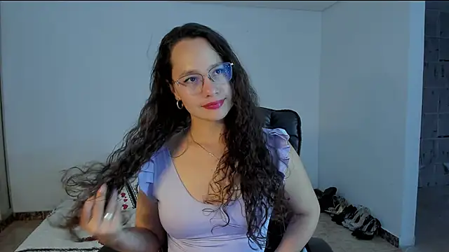 emmaTorres1 online show from 9, 3, 2025