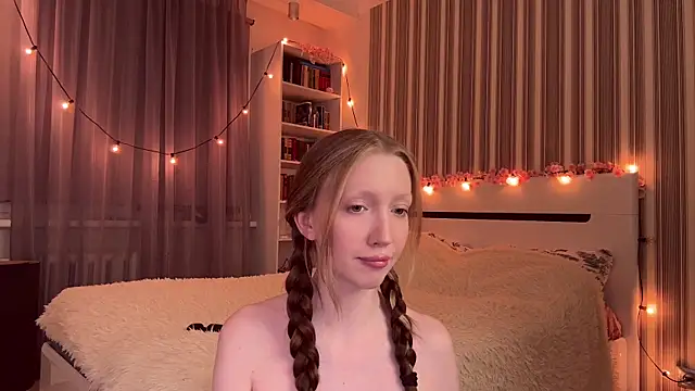 Snapshot of Awwwrora chatting on 13, 10, 2025 Awwwrora online show from 13, 10, 2025