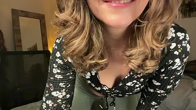 Snapshot of leahsparkles chatting on 19, 11, 2025 leahsparkles online show from 19, 11, 2025