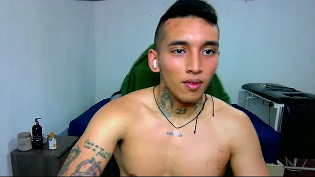 Snapshot of David_Adams2003 chatting on 7, 1, 2025 David Adams2003 online show from 7, 1, 2025