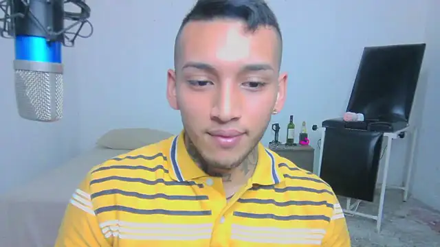 Snapshot of David_Adams2003 chatting on 4, 3, 2025 David Adams2003 online show from 4, 3, 2025