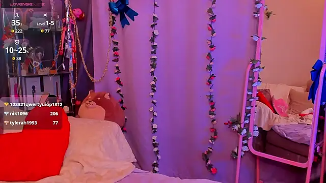 Snapshot of AliceOfWonders chatting on 5, 1, 2025 AliceOfWonders online show from 5, 1, 2025