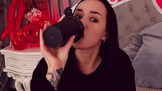 KimKhallifa online show from 19, 2, 2025