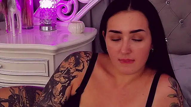 KimKhallifa online show from 8, 3, 2025