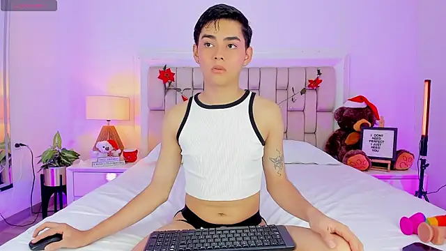 Snapshot of Maxi_little chatting on 18, 12, 2025 Maxi little online show from 18, 12, 2025