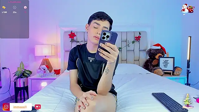 Snapshot of Maxi_little chatting on 22, 12, 2025 Maxi little online show from 22, 12, 2025