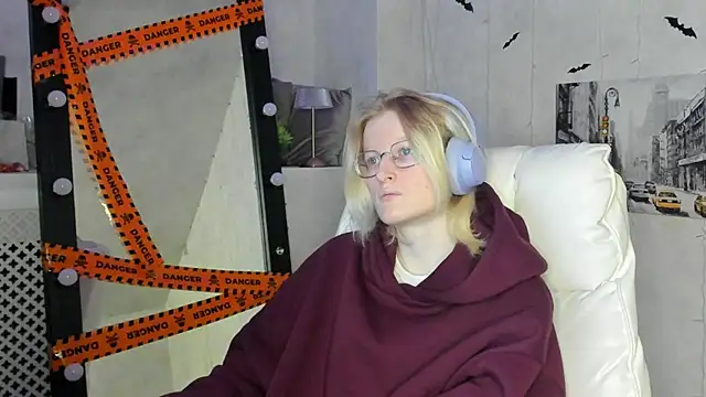 ElizabethHarpper online show from 12, 11, 2025