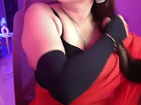 Snapshot of Mitikaa chatting on 7, 10, 2025 Mitikaa online show from 7, 10, 2025