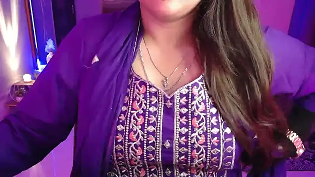 Snapshot of Mitikaa chatting on 13, 10, 2025 Mitikaa online show from 13, 10, 2025