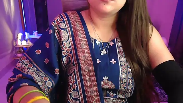 Snapshot of Mitikaa chatting on 30, 10, 2025 Mitikaa online show from 30, 10, 2025