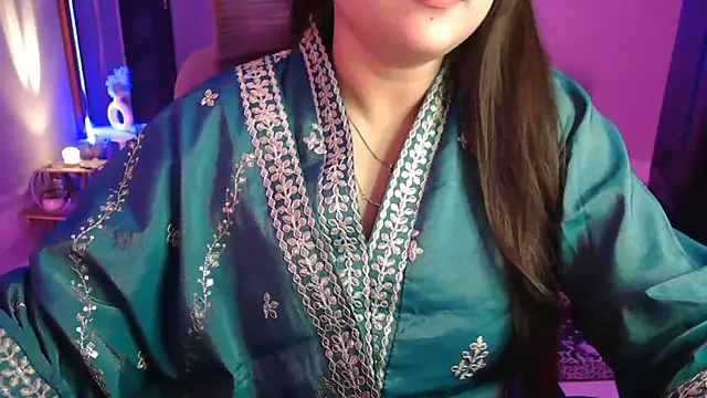 Snapshot of Mitikaa chatting on 7, 11, 2025 Mitikaa online show from 7, 11, 2025