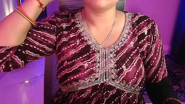 Snapshot of Mitikaa chatting on 16, 11, 2025 Mitikaa online show from 16, 11, 2025