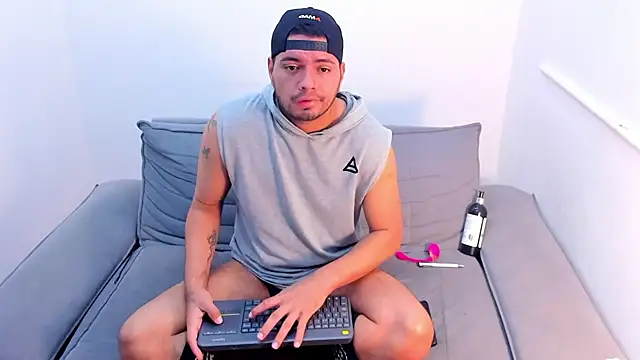 Snapshot of EnriquevillaF chatting on 1, 2, 2025 EnriquevillaF online show from 1, 2, 2025