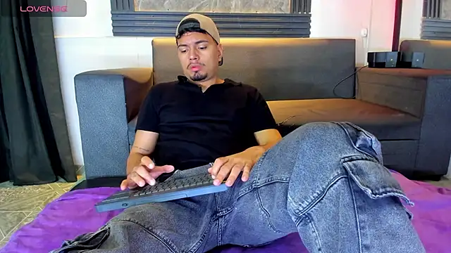 Snapshot of EnriquevillaF chatting on 12, 10, 2025 EnriquevillaF online show from 12, 10, 2025
