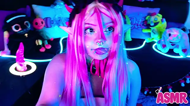 Snapshot of LaytonBox chatting on 24, 10, 2025 LaytonBox online show from 24, 10, 2025