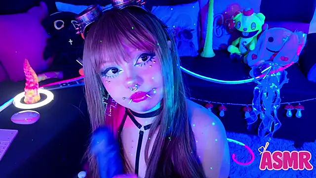 Snapshot of LaytonBox chatting on 2, 11, 2025 LaytonBox online show from 2, 11, 2025