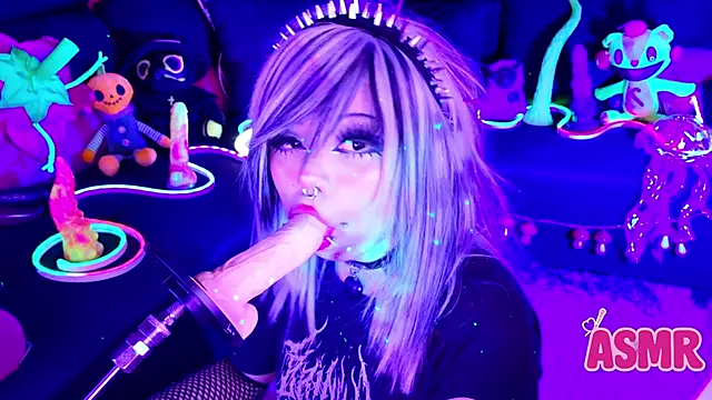 Snapshot of LaytonBox chatting on 11, 11, 2025 LaytonBox online show from 11, 11, 2025