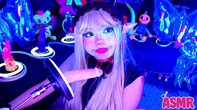 Snapshot of LaytonBox chatting on 16, 11, 2025 LaytonBox online show from 16, 11, 2025