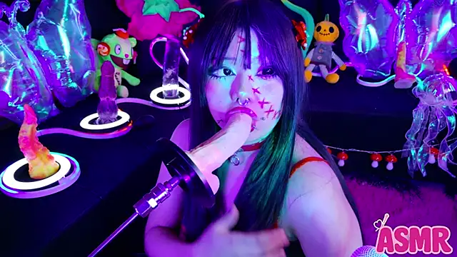 Snapshot of LaytonBox chatting on 18, 11, 2025 LaytonBox online show from 18, 11, 2025